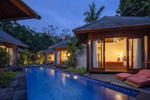 eine Villa mit einem Pool in der Nacht in der Unterkunft Pradja Slumbung Villas in Nusa Penida