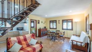 salon z kanapą i stołem w obiekcie Casa Rural Huertas del Rio Archidona by Ruralidays w mieście Archidona