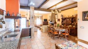 Il comprend une cuisine et un salon avec une table et des chaises. dans l'établissement Alojamiento Rural El Salto Villafranca de Córdoba by Ruralidays, à Cordoue