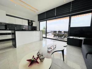 una cocina con estrella de mar en una mesa en una habitación en Villa with Private Pool and Terrace in Alanya en İshaklı