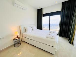 1 dormitorio con 1 cama y vistas al océano en Villa with Private Pool and Terrace in Alanya en İshaklı