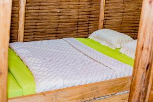 GabegiにあるKitabi EcoCenterの木製ベッド(枕2つ付) +37枚の写真