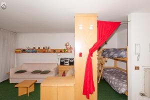 ein Wohnzimmer mit einem Sofa und einem Etagenbett in der Unterkunft Breuil Cervinia Funicular House with Private Garage in Breuil-Cervinia