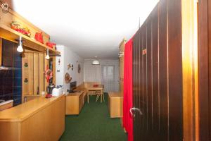 cocina con puerta roja en una habitación en Breuil Cervinia Funicular House with Private Garage, en Breuil-Cervinia