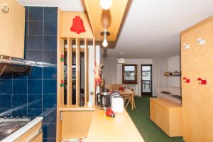 cocina con azulejos azules en las paredes en Breuil Cervinia Funicular House with Private Garage, en Breuil-Cervinia