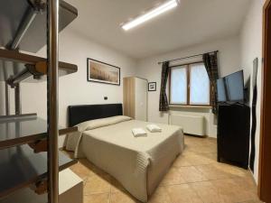 una camera con letto e TV a schermo piatto di Garda Lake - Appartamenti a Castelnuovo del Garda