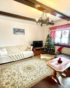 Un dormitorio con un árbol de Navidad y una cama en Chalúpka v Ždiari, en Ždiar