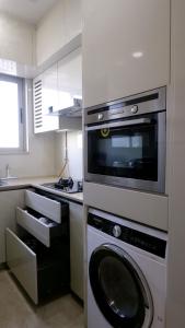 Kuchyň nebo kuchyňský kout v ubytování RELOhomes Serviced Apartment