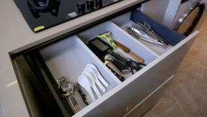 Kuchyň nebo kuchyňský kout v ubytování RELOhomes Serviced Apartment