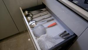 Kuchyň nebo kuchyňský kout v ubytování RELOhomes Serviced Apartment