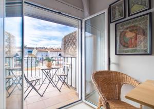Habitación con balcón con mesa y sillas. en Budget Beach Studio 22, en Sant Antoni de Calonge