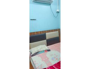 1 dormitorio con 1 cama en una habitación con pared en Hotel Rajratan, Kanpur, en Collectorganj