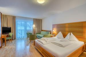 TV a/nebo společenská místnost v ubytování Hotel Cevedale + 37 fotografií