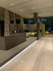Un vestíbulo con mostrador de recepción en un edificio. en 泰国芭提雅thebase无边游泳池公寓, en Pattaya central 37 fotos más