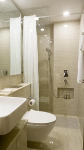 Koupelna v ubytování RELOhomes Serviced Apartment + 37 fotografií