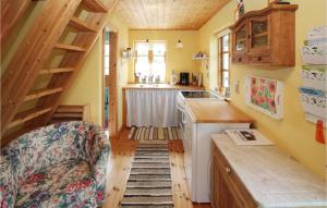 una pequeña cocina con una escalera y una silla en una habitación en 1 Bedroom Amazing Apartment In Sams en Ballen