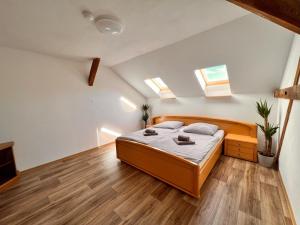 ein Schlafzimmer mit einem Bett in einem Zimmer mit Oberlichtern in der Unterkunft ECOVILLA - Natur pur in Friedersdorf