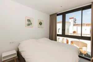 A bed or beds in a room at 2012 Montseny 152B by homeselectspain