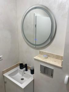uma casa de banho com um lavatório e um espelho em Apartament Timisoara 6 em Timisoara
