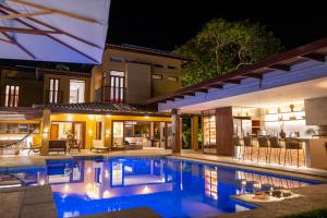 a house with a swimming pool at night at Sauipe House D10 - Mansão 6 suítes com luxo e conforto in Costa do Sauipe