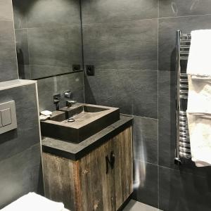 y baño con lavabo de madera y ducha. en Studio Megève centre, en Megève