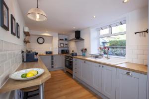 een keuken met een fruitschaal op een aanrecht bij Moorside Cottage in Ampleforth