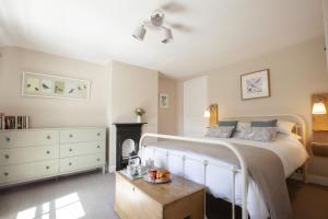 una camera con letto e cassettiera di Moorside Cottage ad Ampleforth