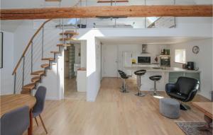 sala de estar con escalera, sillas y mesa en Beautiful Apartment In Sams With Wifi, en Ballen