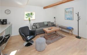 Beautiful Apartment In Sams With Wifi في Ballen: غرفة معيشة مع أريكة وطاولة