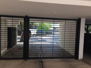 una puerta de garaje con un coche aparcado en un aparcamiento en Hermoso Departamento Tipo Loft -Mendoza en Godoy Cruz