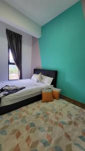 怡保的住宿－WoodenStay @ The Cove Hillside Residential (8-9pax)，一间卧室配有一张蓝色墙壁的床