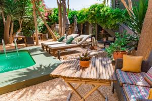 un patio con sillas, una mesa y una piscina en Casa Con Destino-Adults Only, en Jalón