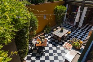 una vista aérea de un patio con suelo a cuadros en Casa Con Destino-Adults Only, en Jalón
