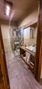 y baño con lavabo y espejo. en Arlette Chambres d'Hôtes, en Aosta