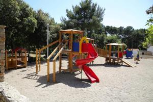 um parque infantil com escorrega num parque em Mobile homes in Camp Soline at Biograd, with sand- and pebble beach em Biograd na Moru
