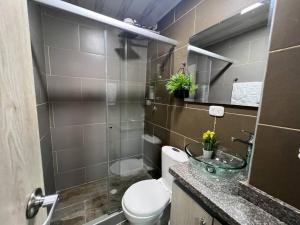 Un baño de Elegante Loft cerca a Titan Plaza y otros Malls