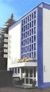 un gran edificio con un cartel en el costado en Hotel Garni Trumm en Dillingen an der Donau
