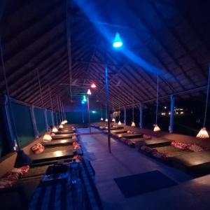 Dusk Till Dawn في هامبي: صف طويل من المقاعد في مبنى في الليل