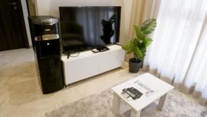 TV a/nebo společenská místnost v ubytování RELOhomes Serviced Apartment