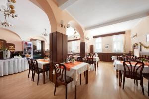 Hotel Roosevelt في ليتوميريس: مطعم فيه طاولات وكراسي في الغرفة