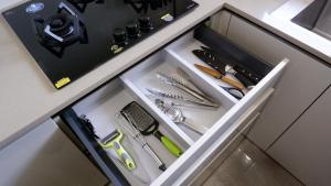 Kuchyň nebo kuchyňský kout v ubytování RELOhomes Serviced Apartment