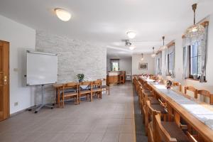 ein Klassenzimmer mit Tischen, Stühlen und einem Whiteboard in der Unterkunft Chalupy Na Rališce in Horní Bečva