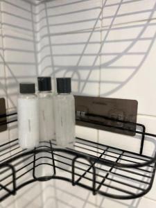 einem Drahthalter mit vier Flaschen Waschmittel darauf in der Unterkunft The Cottage, Watergate, Sleaford in Lincolnshire + 31 Fotos