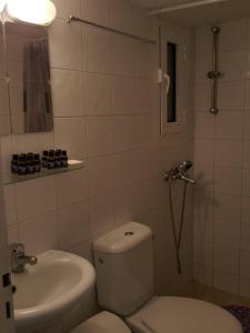 ein weißes Bad mit einem WC und einem Waschbecken in der Unterkunft Sophie's choice in Nafplio