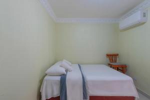 une chambre avec un lit avec deux oreillers dessus dans l'établissement Budget Single Room in Corales del Sur, à La Viva