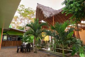 a house with a courtyard with tables and chairs at Hotel & Restaurante Siami in Leticia