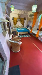 a living room with a red floor in an rv at Shiva Guest House in Jaisalmer