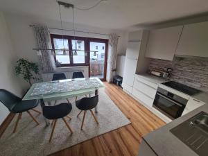 a kitchen with a table and chairs in a room at Ferienwohnung Scharf in Reutte