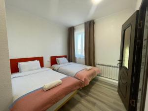 Postel nebo postele na pokoji v ubytování Duet Hostel & Hotel