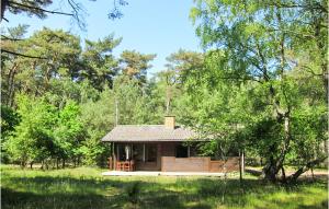 NeksøにあるA Nice Home In Nexø With 3 Bedroomsの森の中の小屋 +10枚の写真